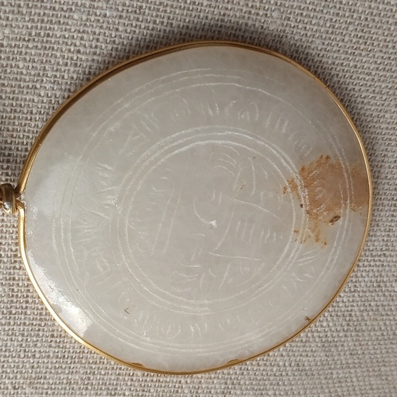 Vintage 2 1/2 in Carved white natural Agate Aztec Medallion beaded 28in Necklace - Picture 8 of 11